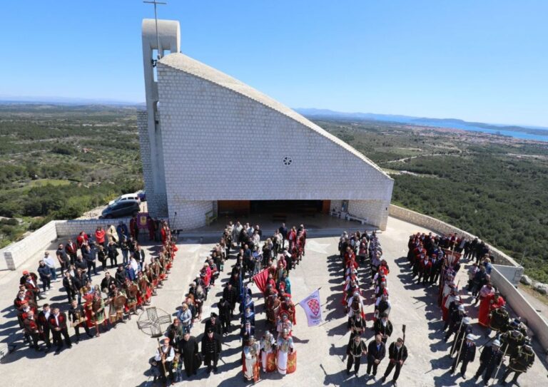 FOTO-Na brdu OKIT: Čuvari Kristova groba nakon dvije godine susreli se u Vodicama
