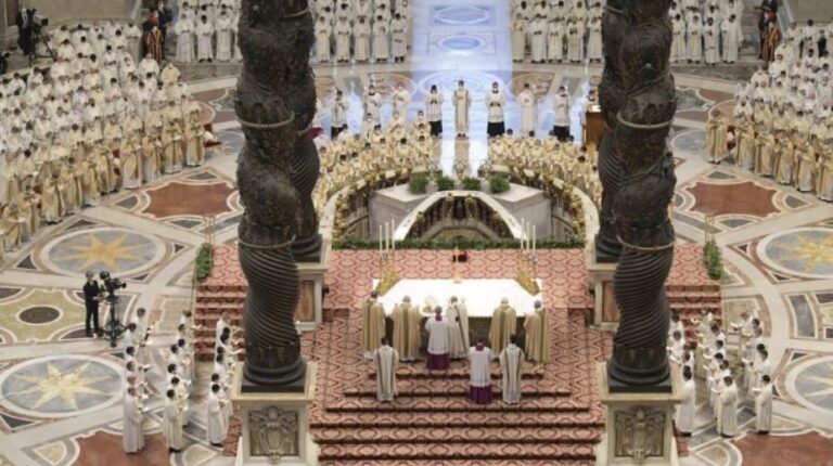 VIDEO – VATIKAN Sveta Misa posvete ulja… Papa: Svećenici moraju držati pogled usmjeren na Krista…