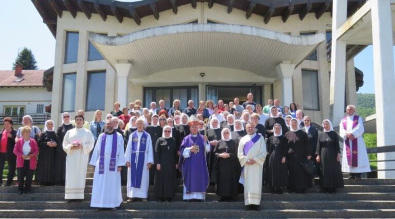 Ubijeni pa spaljeni: Obilježena 27. obljetnica mučeničke smrti vlč. Filipa Lukende i s. Cecilije Grgić…