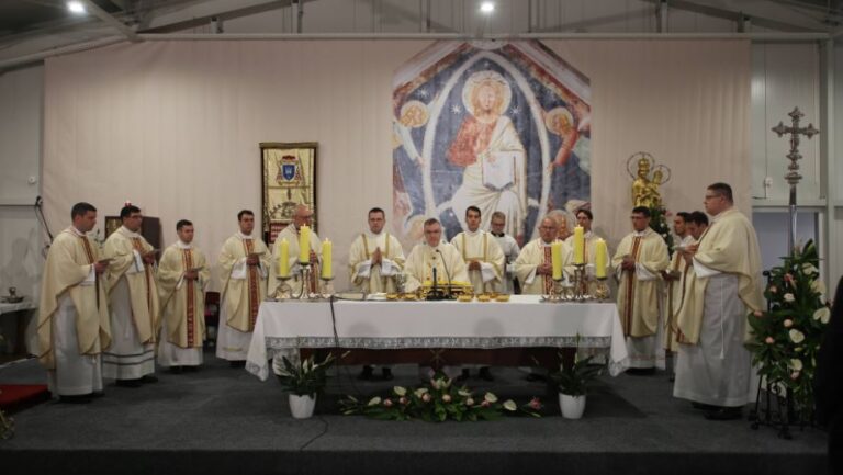 Kardinal Bozanić predslavio misu za Domovinu prigodom Dana državnosti…