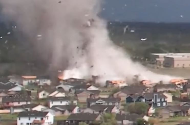 VIDEO U Kansasu, SAD; Pogledajte kojom silinom Tornado čupa krovove kuća i kuće kao da su od papira .