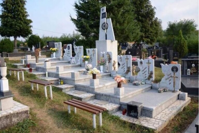 Na današnji dan, 10. lipnja 1993., u mjestu Podgradina pored Viteza, ubijeno je osmero djece hrvatske nacionalnosti.Zrak su ispunili jezivi vrisci roditelja koji su na mjestu pogibije tražili barem znak poznatih cipelica ili odjeće kako bi ih uopće prepoznali.