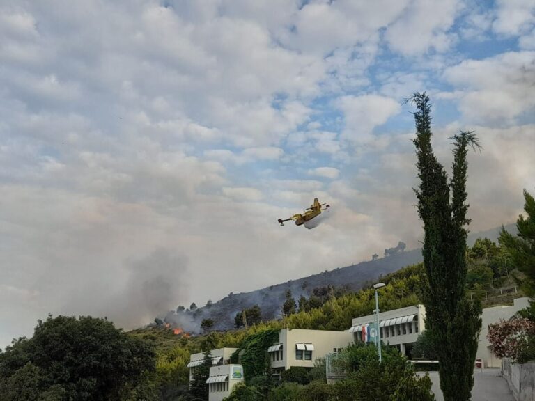 FOTO Od sinoć gori u Žrnovnici u blizini osnovne škole!…Opožareno područje je minirano i nepristupačno za gasitelje.