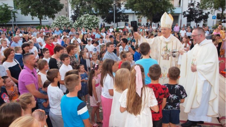Nadbiskup Puljić: „Usprkos deklaracijama o ljudskom dostojanstvu i ljudskim pravima, čovjek se osjeća beznačajnim“