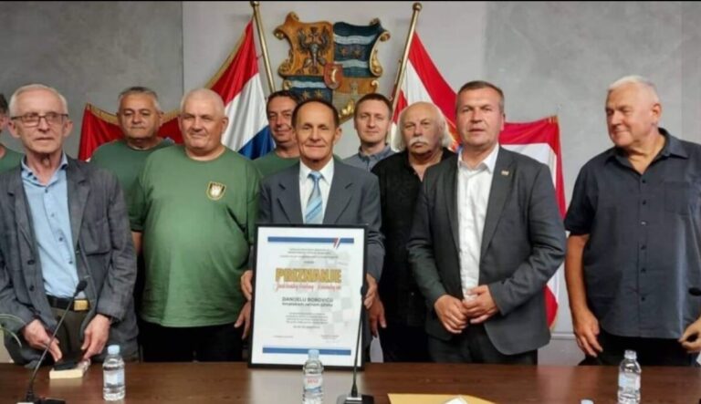 Ratnom pilotu Danijelu Boroviću uručeno priznanje ‘Junak Domovinskog rata’!…Narod koji ne cijeni svoju povijest jednog dana može nestati…