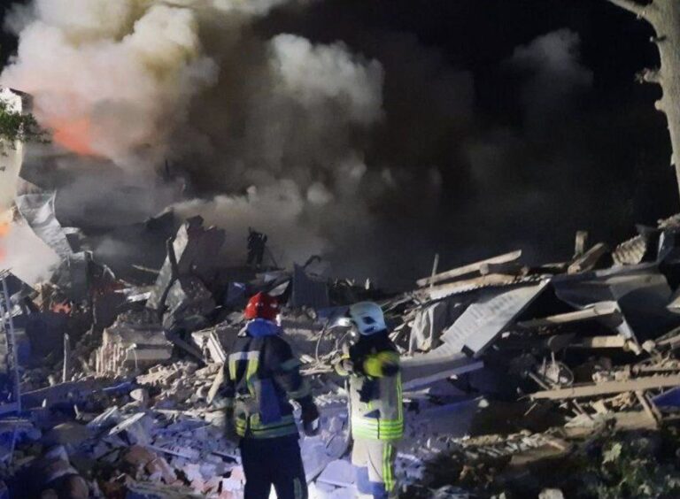 FOTO-VIDEO Rusi tuku po civilnim ciljevima: U granatiranju civilne zgrade poginulo 6 a ranjeno 26 civila!