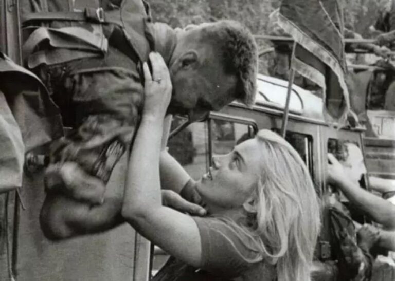 FOTO Ljubav je pobijedila sve…Marijan i Ira Horvat … najljepša ljubavna fotografija iz Domovinskog rata. Ljubav koja je pobijedila sve ratne strahote, čekanja i nadanja…povratak “Gromova” iz operacije “Oluja” te susret Marijana i Ire Horvat.