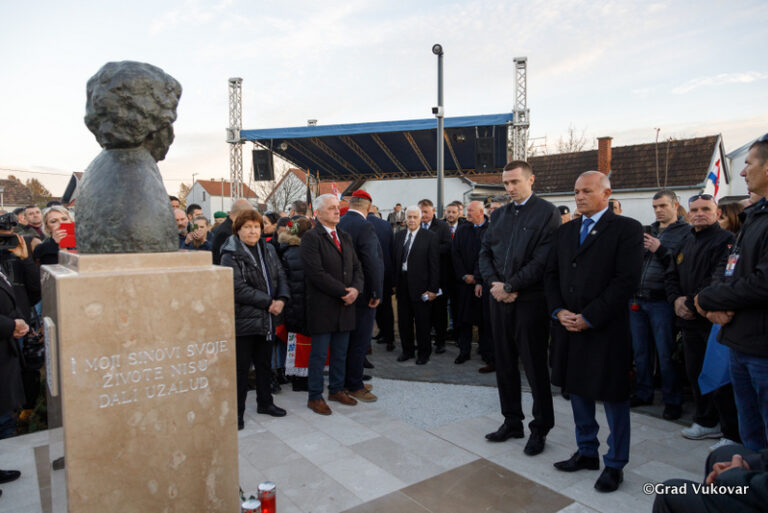 VUKOVAR:FOTO- OTKRIVEN SPOMENIK KATI ŠOLJIĆ I NJENIM SINOVIMA POGINULIM U DOMOVINSKOM RATU