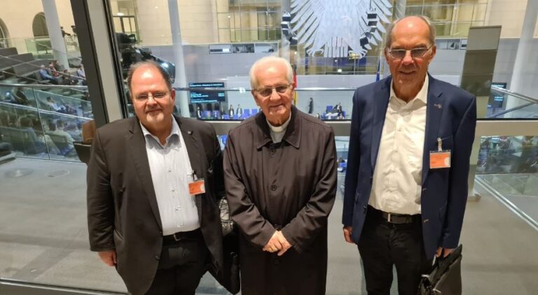 Biskup Franjo Komarica na 100. obljetnici Paneuropske unije u Berlinu…Svi su biskupovi sugovornici obećali pružiti pomoć u okviru svojih nadležnosti.