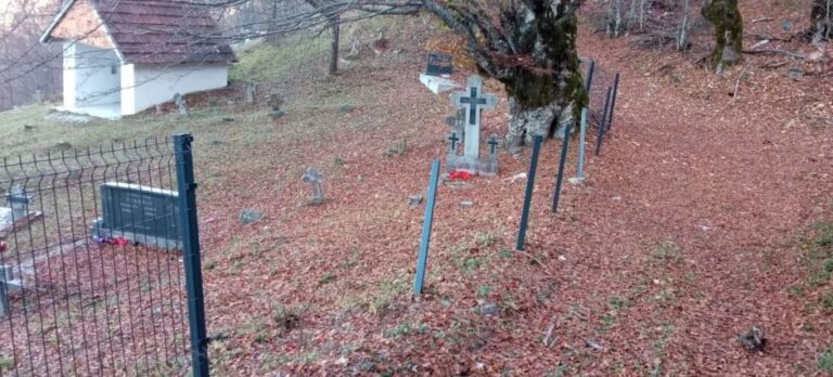 Ni pokojnima ne daju mira: Ukraden dio ograde katoličkog groblja u mjestu Ivanci