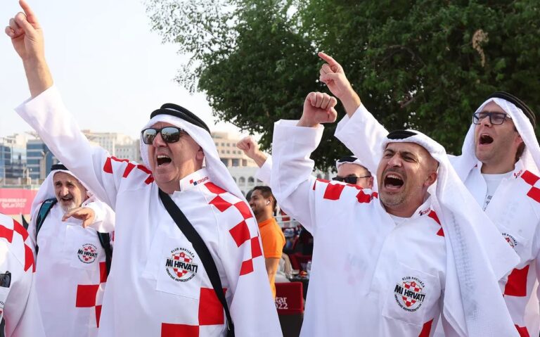 FOTO-VIDEO Hrvatski navijači svojom pojavom oduševili cijeli svijet…”Mi Hrvati, Moja Domovina, Lijepa li si, bježite ljudi, bježite iz grada, stiže ekipa pijana, orilo se u Dohi”