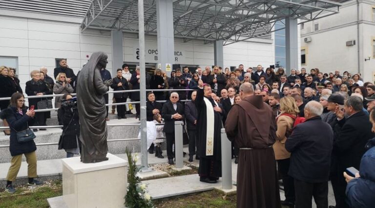 FOTO Biskup Huzjak u Bjelovaru blagoslovio novi kip sv. Majke Tereze