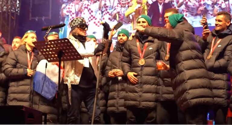 VIDEO: PRVI JAVNI ISTUP NAKON DOČEKA VATRENIH- Jura Stublić: ‘Isključili su mi mikrofon i spriječili da otpjevam pjesmu protiv organiziranog kriminala‘…