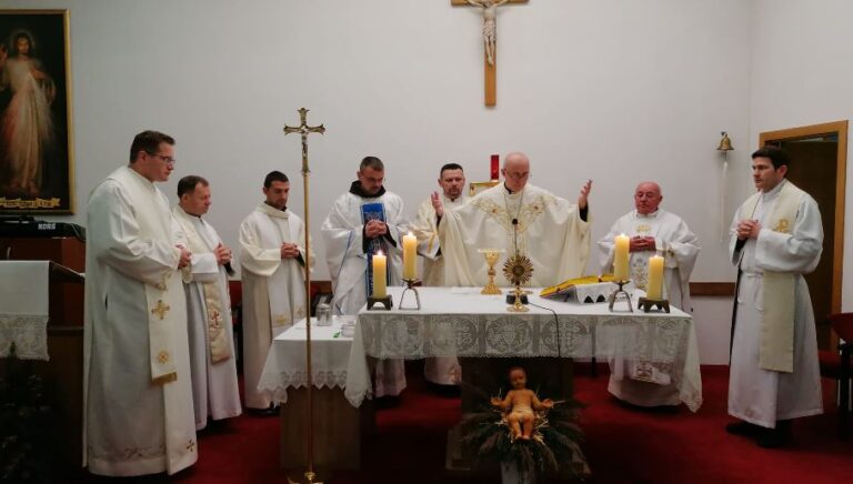 FOTO – VIDEO Propovijed nuncija Lingue na drugu obljetnicu potresa u Petrinji…Mač u duši…