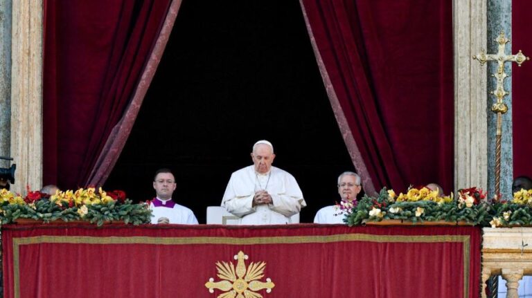 Poruka Urbi et orbi Svetoga Oca Franje…Draga braćo i sestre iz Rima i cijeloga svijeta, sretan vam Božić!