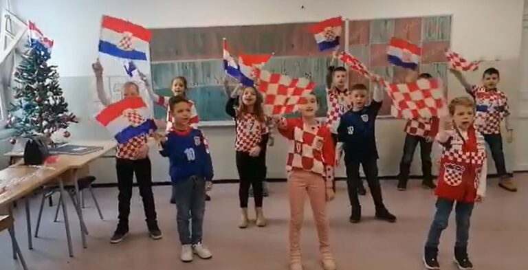 VIDEO Kad mali pjevaju, Vatreni pobjeđuju! Bijelo-crvena, polja Hrvatska, na dresu sjete me, da ja volim te!