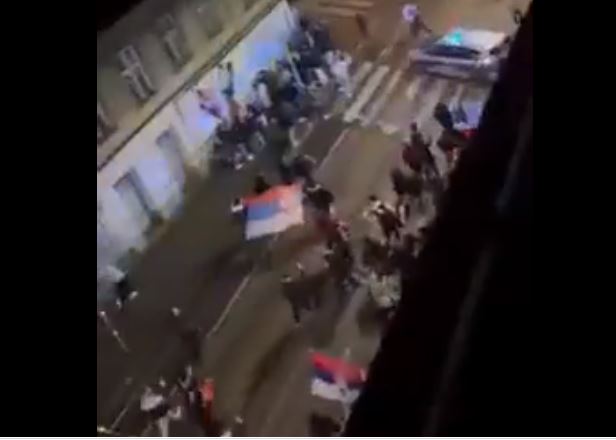 “KAD GUBITNICI MARŠIRAJU”… VIDEO: JEZIVO HUŠKAČKO SKANDIRANJE SRPSKIH “NAVIJAČA” NAKON PORAZA OD ŠVICARSKE PO ULICAMA BEČA. NORMALNIM LJUDIMA OVO URLIKANJE “LEDI KRV U ŽILAMA”!