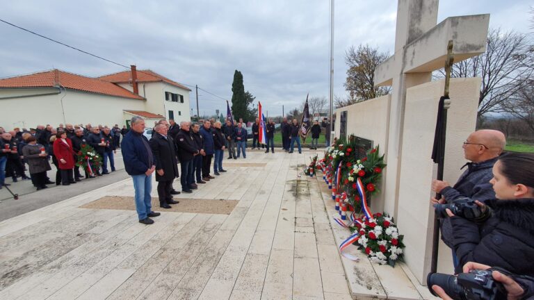 FOTO: Obilježena 31. obljetnica obrane Suhovara i Poličnika od žestokog napada velikosrpskog agresora! Bitka za Suhovare i Zemunik Donji…