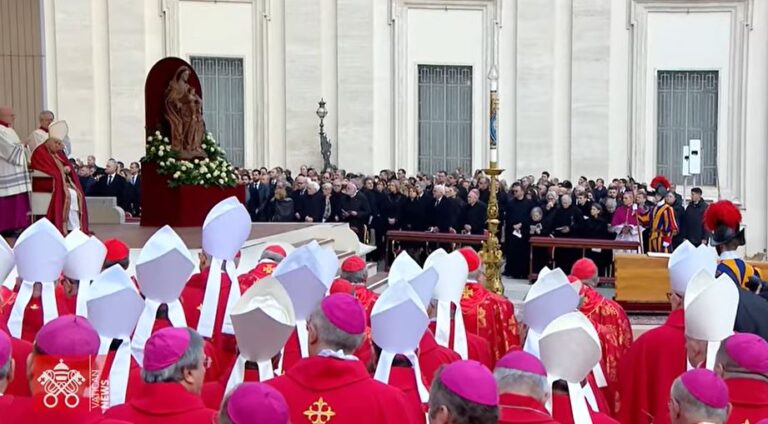 VIDEO Papa Franjo predsjedao sprovodnom misom za Benedikta XVI. Nakon homilije uslijedila je tišina od nekoliko minuta.