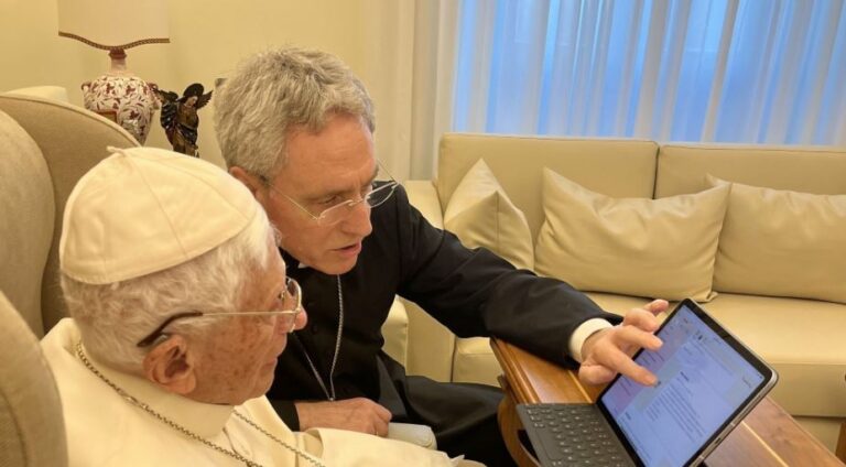 Papa Benedikt XVI. na Bogojavljenje 2013.: „Biskup treba biti jak – ne snagom sile, nego jasnoćom kriterija naspram nasilja protiv kršćanske istine i ljudskih kriterija zdrave naravi“