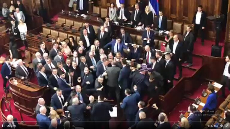 (VIDEO) TUČNJAVA U PARLAMENTU SRBIJE, situacija se ne smiruje! “VUČIĆU, IZDAJA! Priznao si Kosovo”