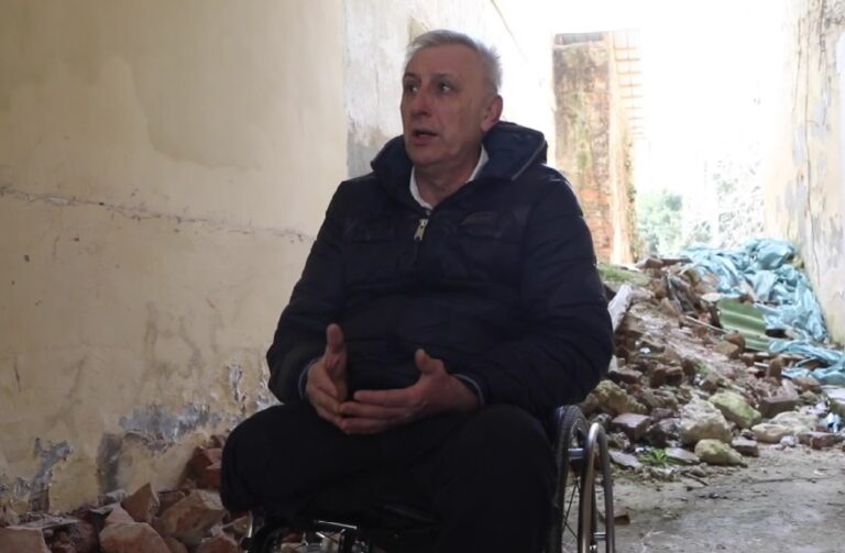 BRANITELJ U KOLICIMA i ratni heroj iz Petrinje godinama čeka obnovu uništene kuće: “Da sam zdrav sam bih…”