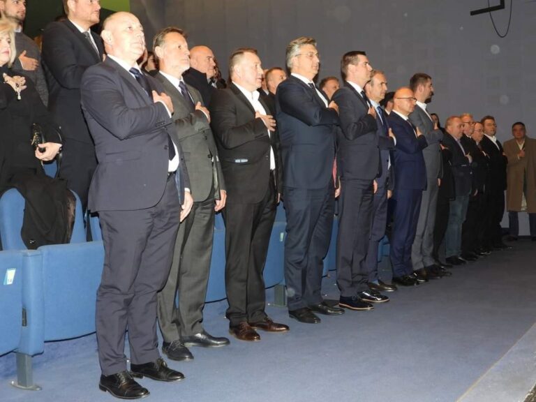 NIKAD JAČE izaslanstvo Vlade i HDZ-a odalo počast utemeljiteljima sesvetskog HDZ-a: Pogledajte tko je sve došao