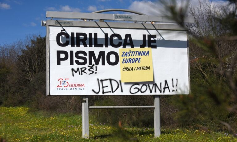 PULA PROTIV ĆIRILICE, PUPOVAC JE LJUT: “TKO NAM JE IŠARAO PLAKATE?”