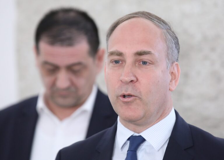 “Zašto nam kriju koliko su plaćena cjepiva i zašto ih je toliko naručeno?!”