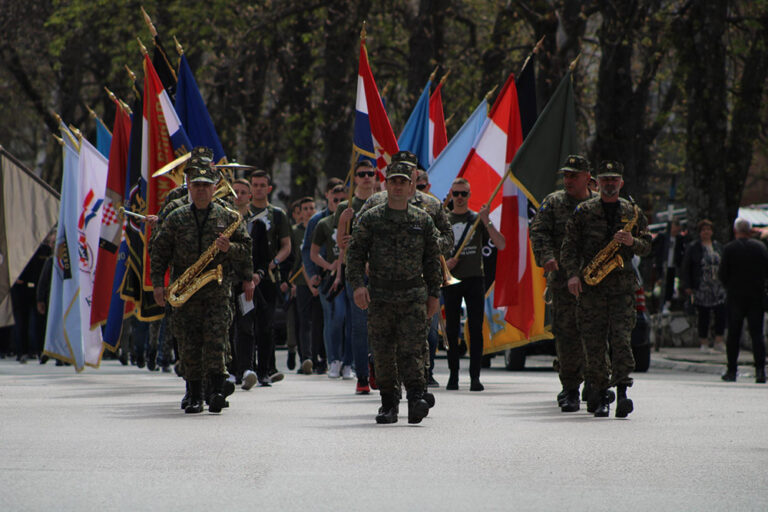 31. GODIŠNJICA OBRANE LIVNA: MLADIĆ I LISICA PROMATRALI KAKO JE NJIHOVA VOJSKA SKINULA GAĆE (DOSLOVNO!)