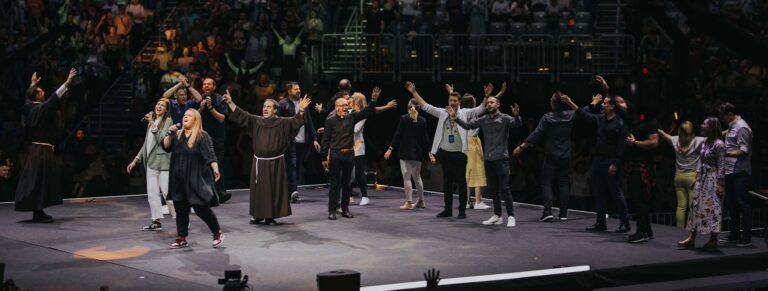 (VIDEO) Koncert u Areni okupio preko 15.000 ljudi: “POGLEDAJ SRCEM – neka vatra siđe”