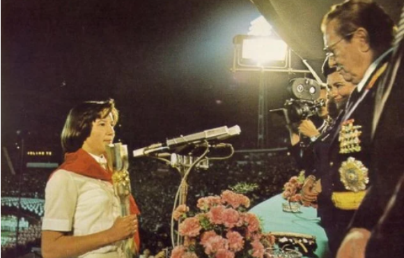 KULT LIČNOSTI JOŠ ŽIVI: Nikad nismo saznali koliko je stvarno koštala proslava “Dana mladosti” na stadionu JNA, ali znamo koliko je otprilike koštao Tito