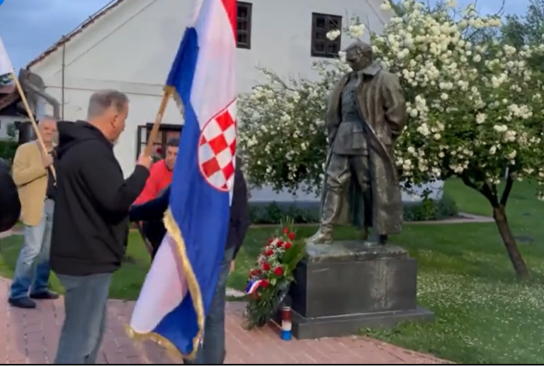 (VIDEO) PERFORMANS U KUMROVCU: Članovi Domovinskog pokreta TITOV KIP PREKRILI CERADOM!