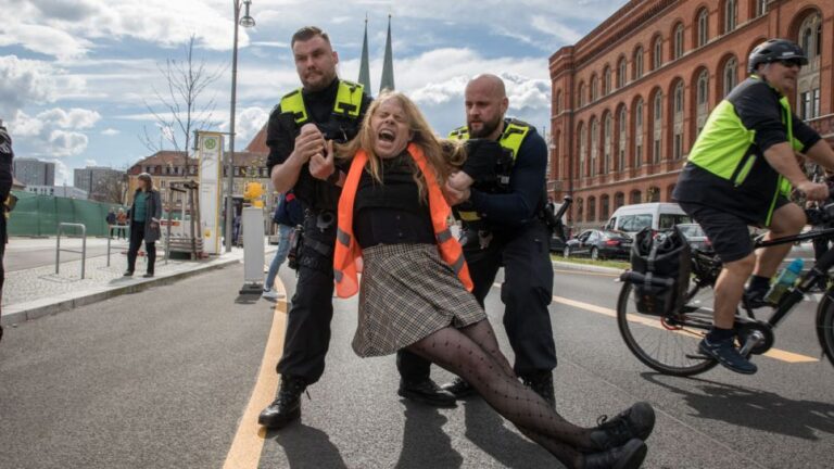 (VIDEO) NJEMAČKA POLICIJA UDARILA NA KLIMATSKE AKTIVISTE: “ONI SU ZLOČINAČKA ORGANIZACIJA”