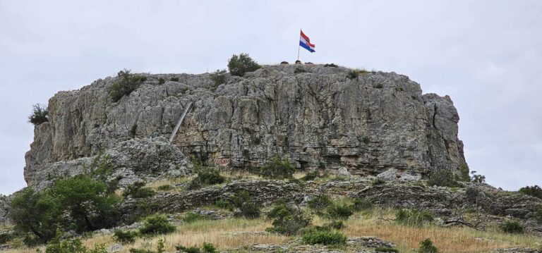 PONOVNO SKINUTA HRVATSKA ZASTAVA: “Ovaj put su i jarbol prepilili, sumnjamo na određenu osobu…”