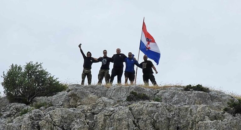 ZADARSKI DRAGOVOLJCI: “Žalosno je da mi 30 godina od Domovinskog rata ne smijemo objesiti hrvatsku zastavu. Ni onog tko ju je skinuo prije 9 godina nisu našli”
