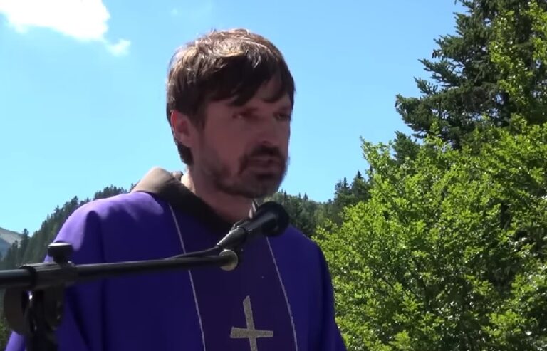 (VIDEO)Fra Stjepan Pavličević u svojoj propovijedi na Stipića livadi ponizio nazočne političare: “Zaboravili ste na vrijeme kad je branitelj pored tebe bio i brat i sestra, otac i majka”
