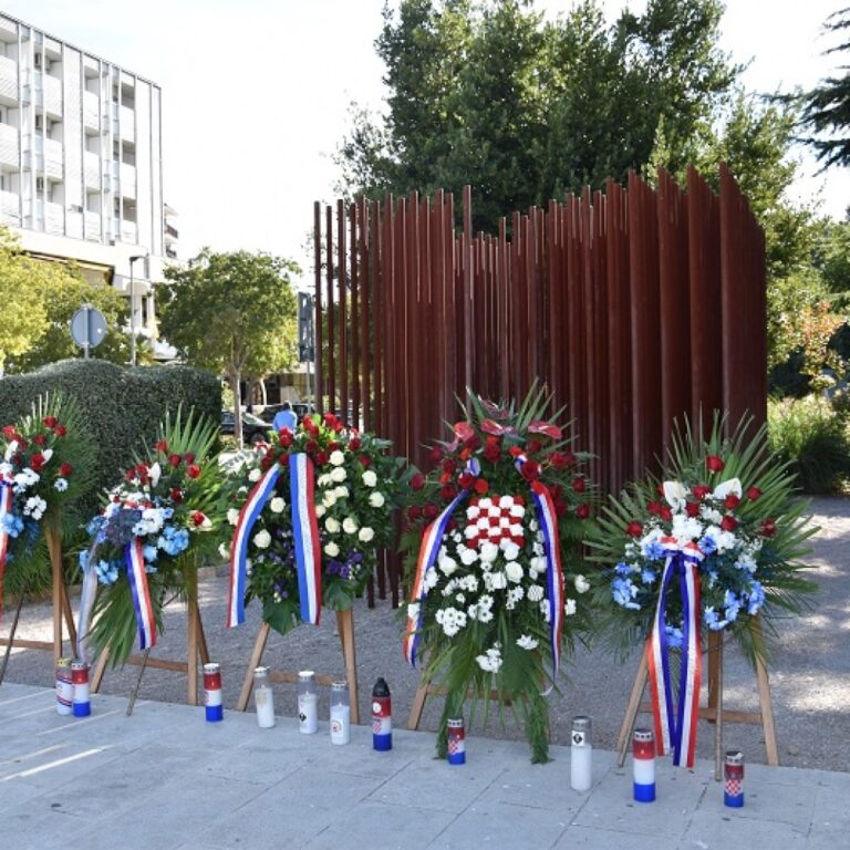 SPOMENIK palim braniteljima im služi za – parkiranje bicikala?