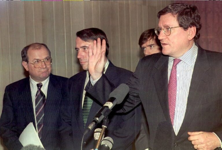 O ČEMU SU GALBRAITH I HOLBROOKE RAZGVOVARALI U TUĐMANOVOM WC-u: Zašto je zaustavljena HV ispred Banja Luke, i zašto su kasnije obojica to požalila