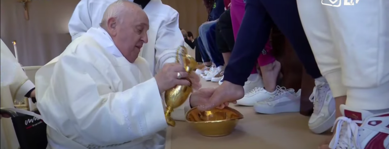 Papa Franjo na Veliki četvrtak oprao noge zatvorenicama