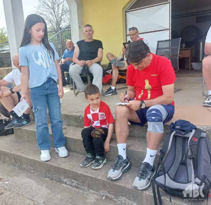 Hrvatski izbornik Zlatko Dalić propješačio 120 kilometara i stigao u Međugorje (VIDEO)