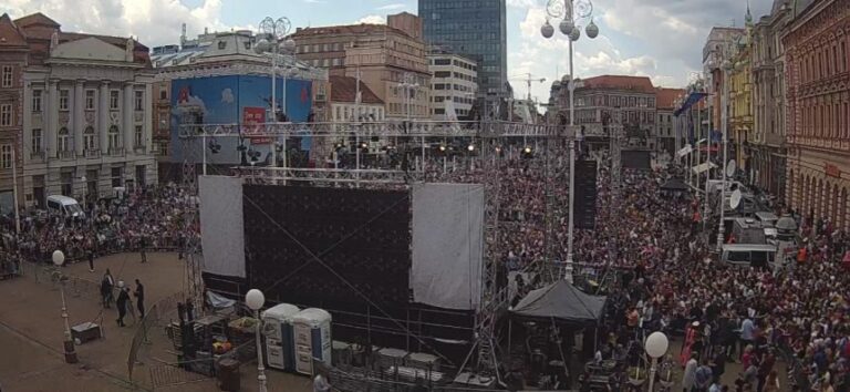 Baby Lasagna kroz suze: Dali smo sve od sebe; Trg skandirao: Mi te volimo!