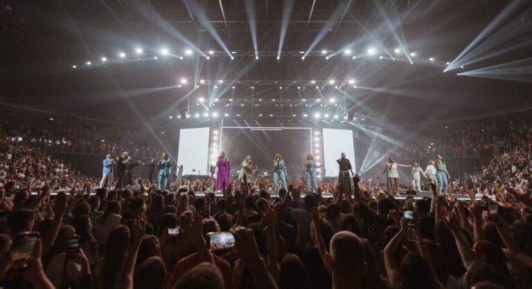 Drugi dan nezaboravnog slavlja 10 godina “Progledaj srcem”: Sinoć je u Areni Zagreb 18 500 ljudi slavilo Gospodina