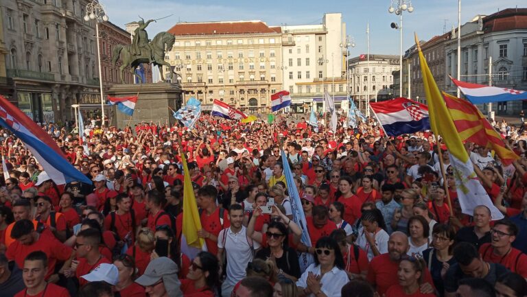 Tisuće mladih okupilo se na Antunovskom hodu