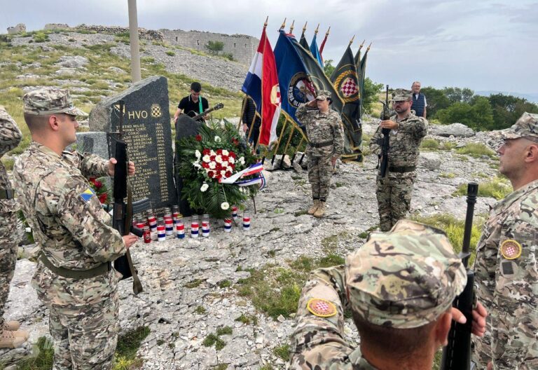 Mostar: Na Merdžan glavi odana počast poginulim braniteljima u borbama na ovoj koti