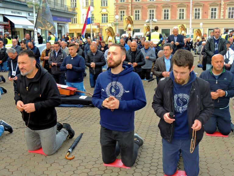 Muškarci diljem Hrvatske i danas javno mole krunicu, protivnici krunice ih ometaju