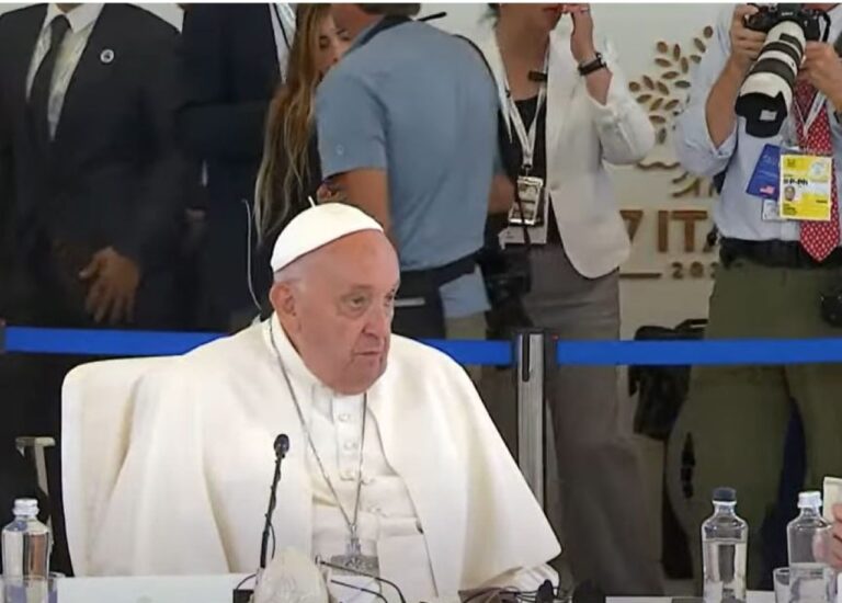 Papa Franjo na sastanku skupine G7: Umjetna inteligencija nije ni objektivna, ni neutralna