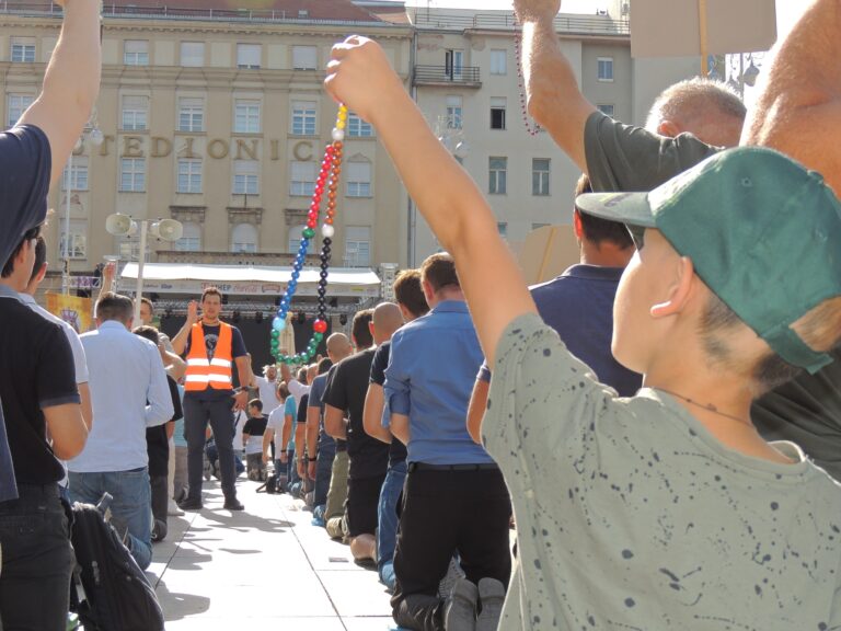 Muška krunica u Zagrebu uz prosvjednu buku i policijsko osiguranje