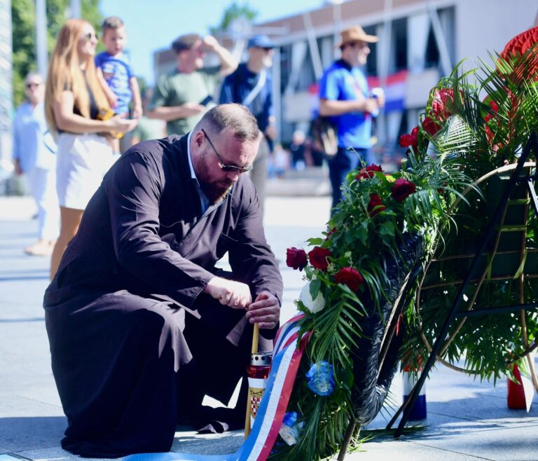 Tko je Ilija Ćalina, pravoslavni đakon koji se poklonio braniteljima u Kninu i uznemirio srbijanske medije?