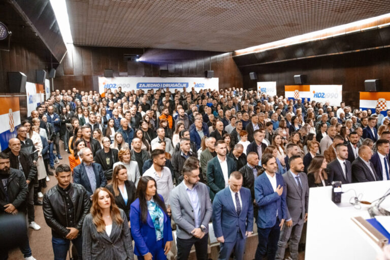 Više od 500 Livnjaka na završnom skupu HDZ-a 1990